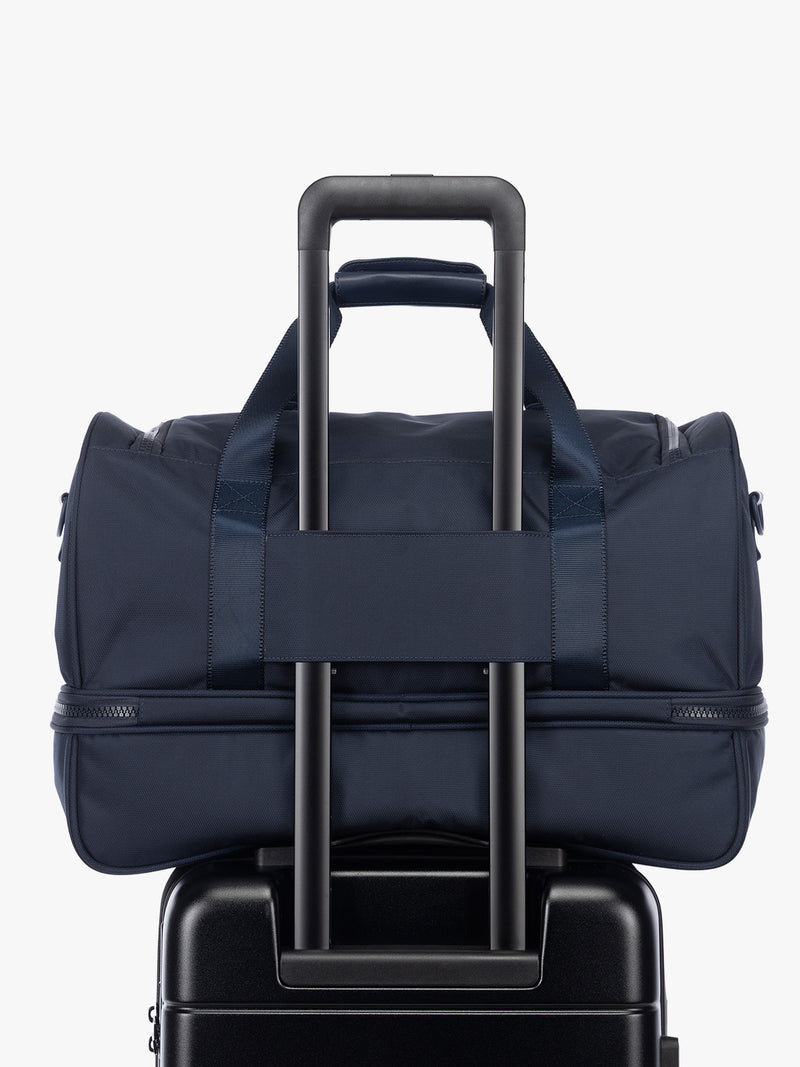 Luggage trolley sleeve of CALPAK Stevyn Duffel with Shoe Compartment in dark blue Navy