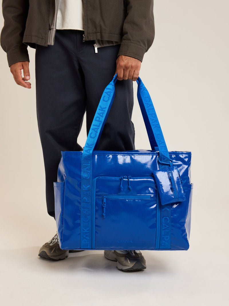 Model with CALPAK Terra 35L Tote in blue Cobalt